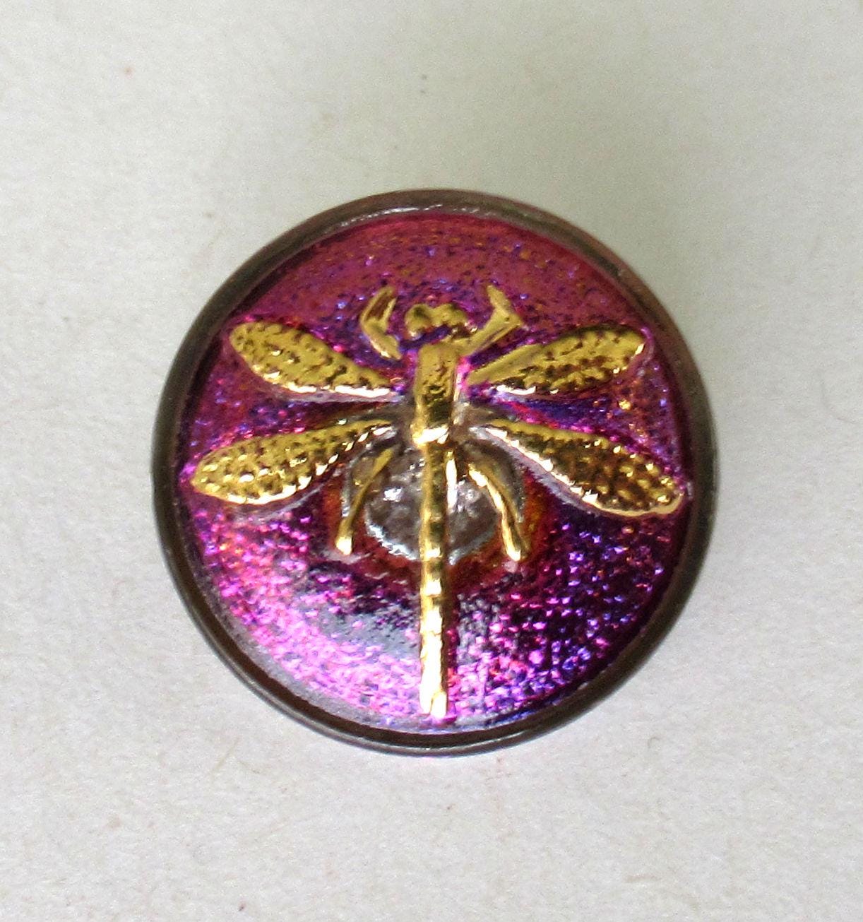 One 18mm Czech glass dragonfly button - iridescent pink / purple glass with a gold dragonfly - decorative shank buttons - 00052