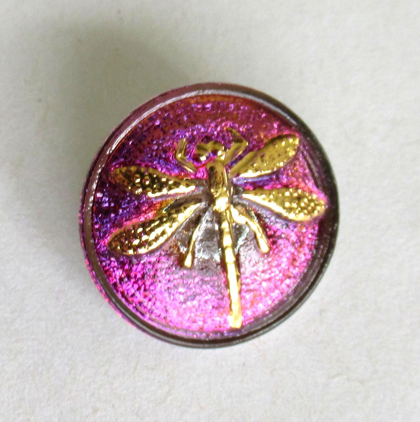 One 18mm Czech glass dragonfly button - iridescent pink / purple glass with a gold dragonfly - decorative shank buttons - 00052