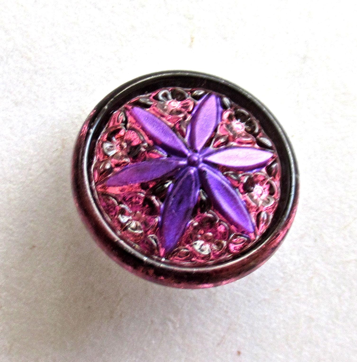 One 18mm Czech glass button - purple flower on an amethyst background - decorative floral shank button - 00052