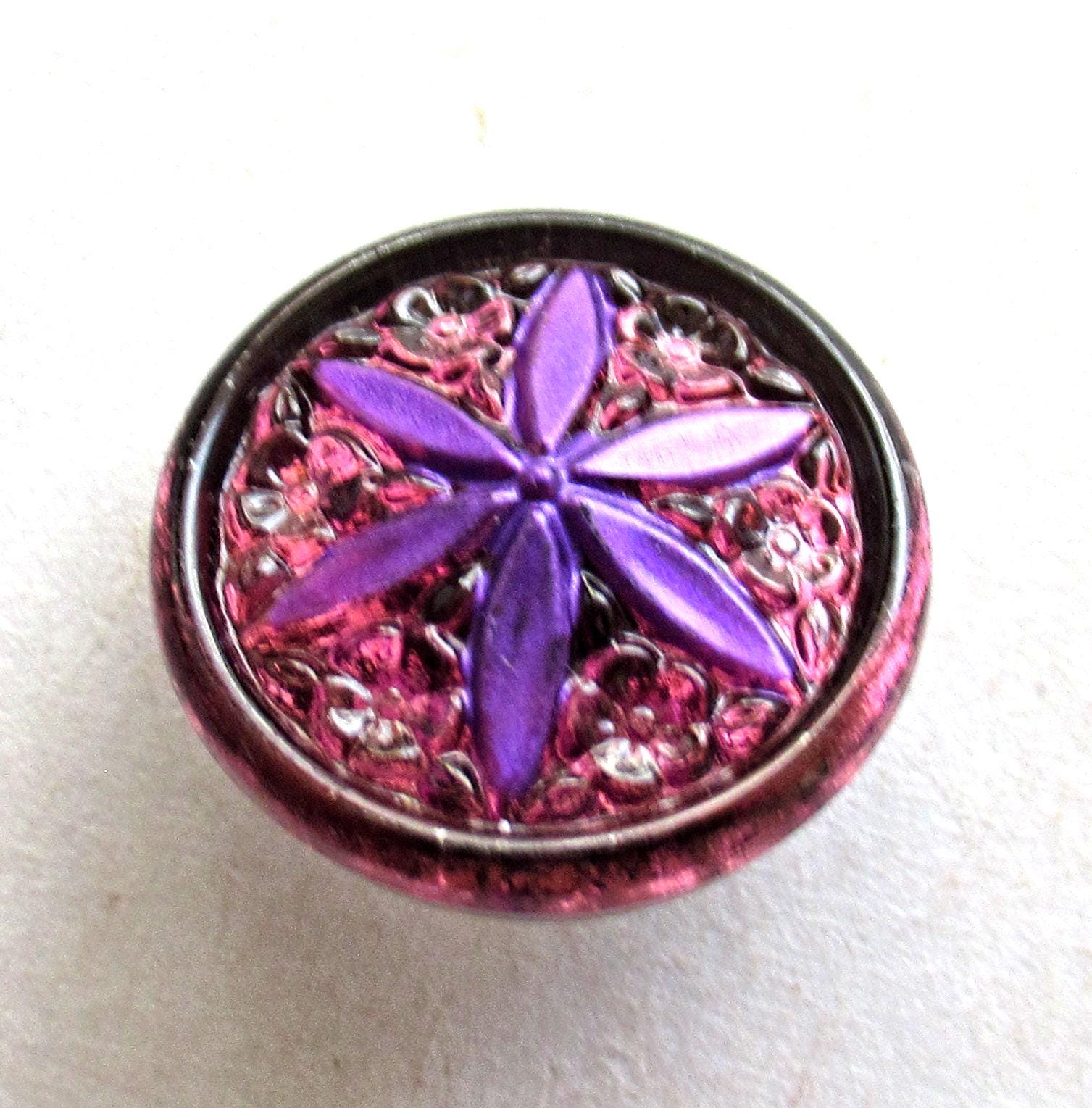 One 18mm Czech glass button - purple flower on an amethyst background - decorative floral shank button - 00052