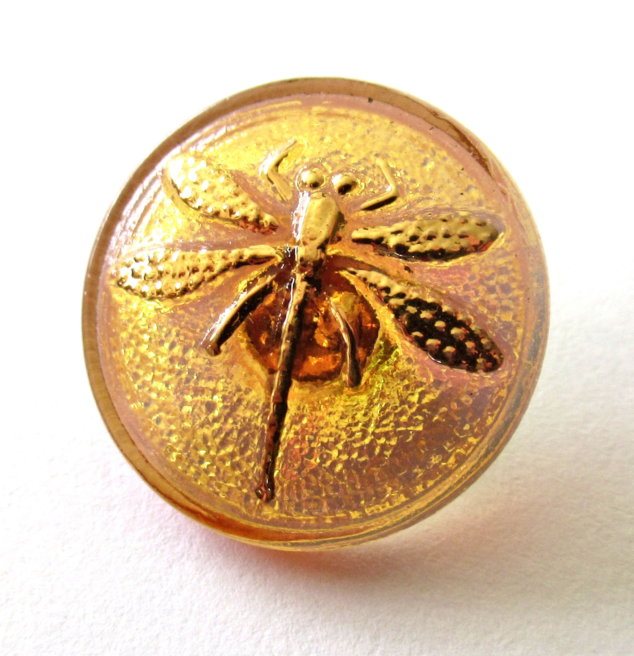 One 18mm Czech glass dragonfly button - light topaz with a gold dragonfly - decorative shank buttons - 00432