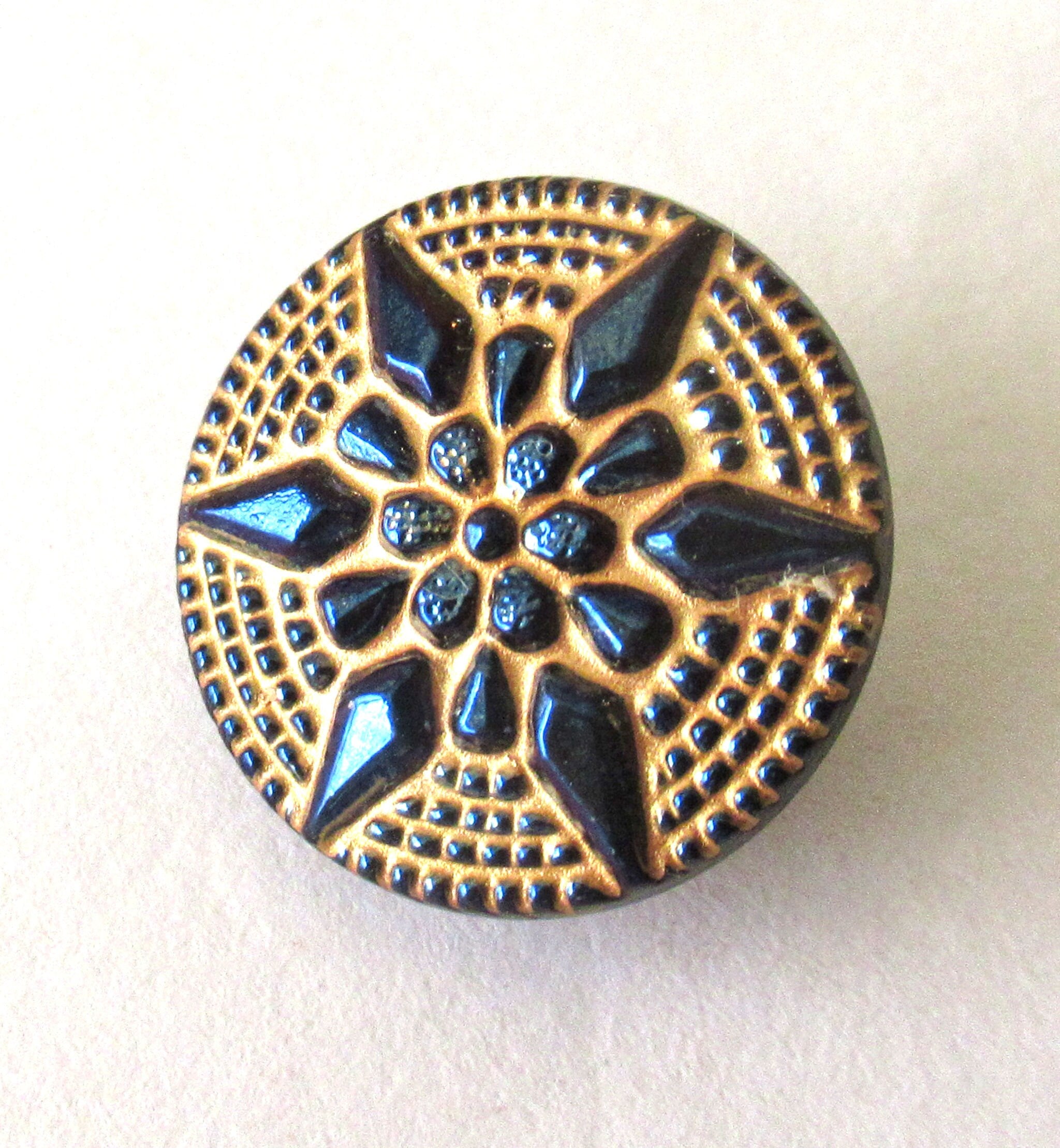 One 18mm Czech art glass button - dark blue raised star with a gold wash - decorative shank button 00312