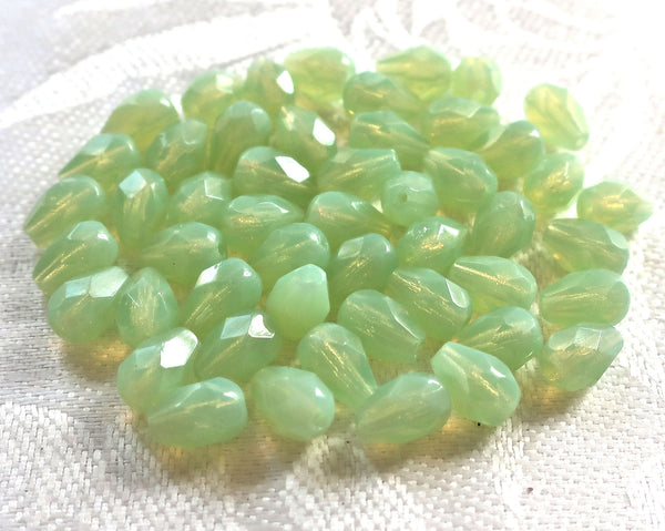 Lot of 25 7 x 5mm translucent light mint opal Green teardrop Czech glass beads, firepolished, faceted tear drops C5801
