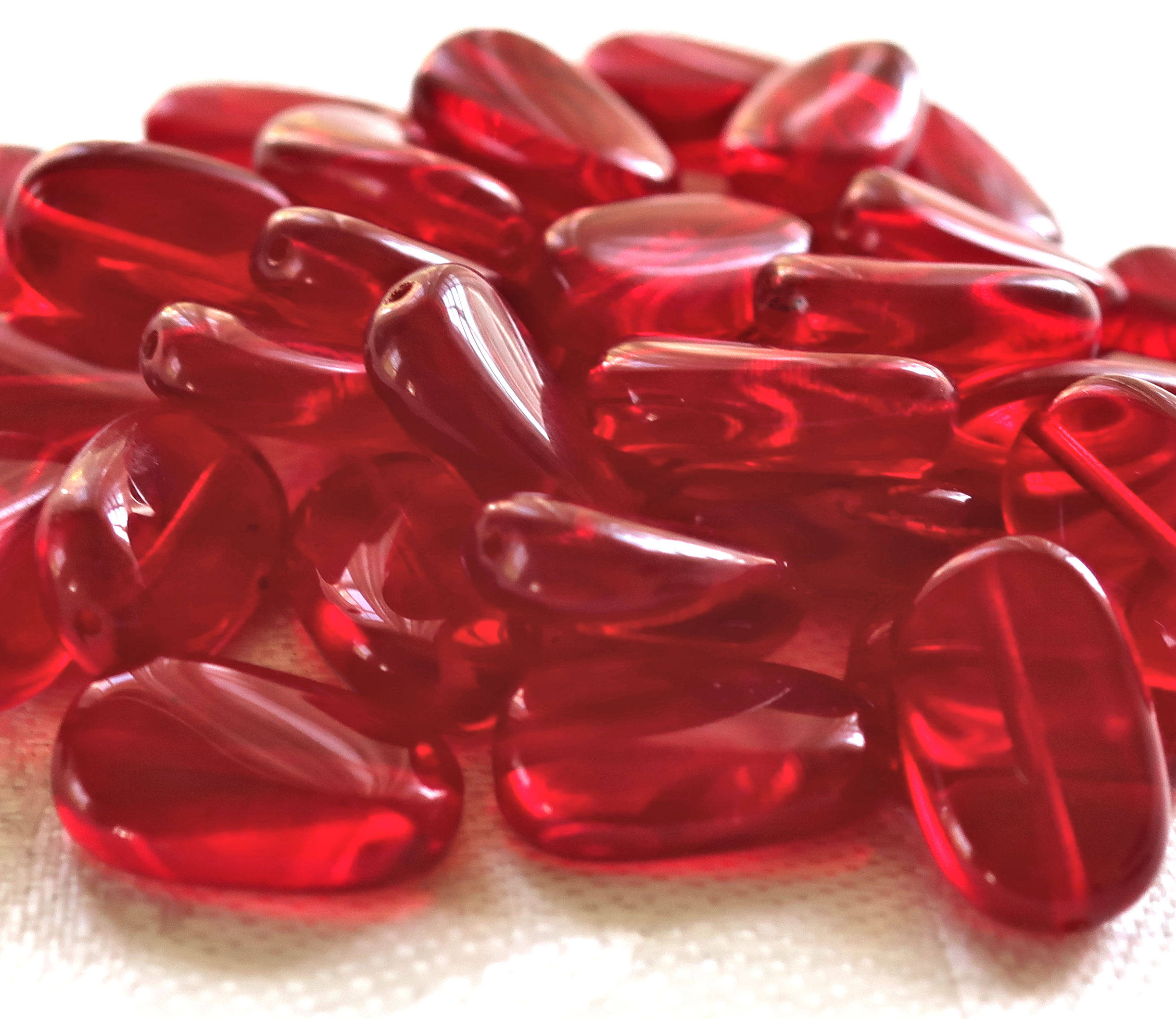 Lot of 15 transparent light garnet, ruby Red slightly twisted oval Czech Glass beads, 14mm x 8mm pressed glass beads C0047