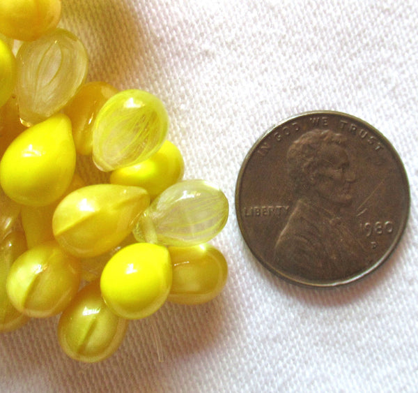 Lot of 25 Czech glass drop beads - mix of transparent and opaque yellow - smooth teardrop beads - 9 x 6mm