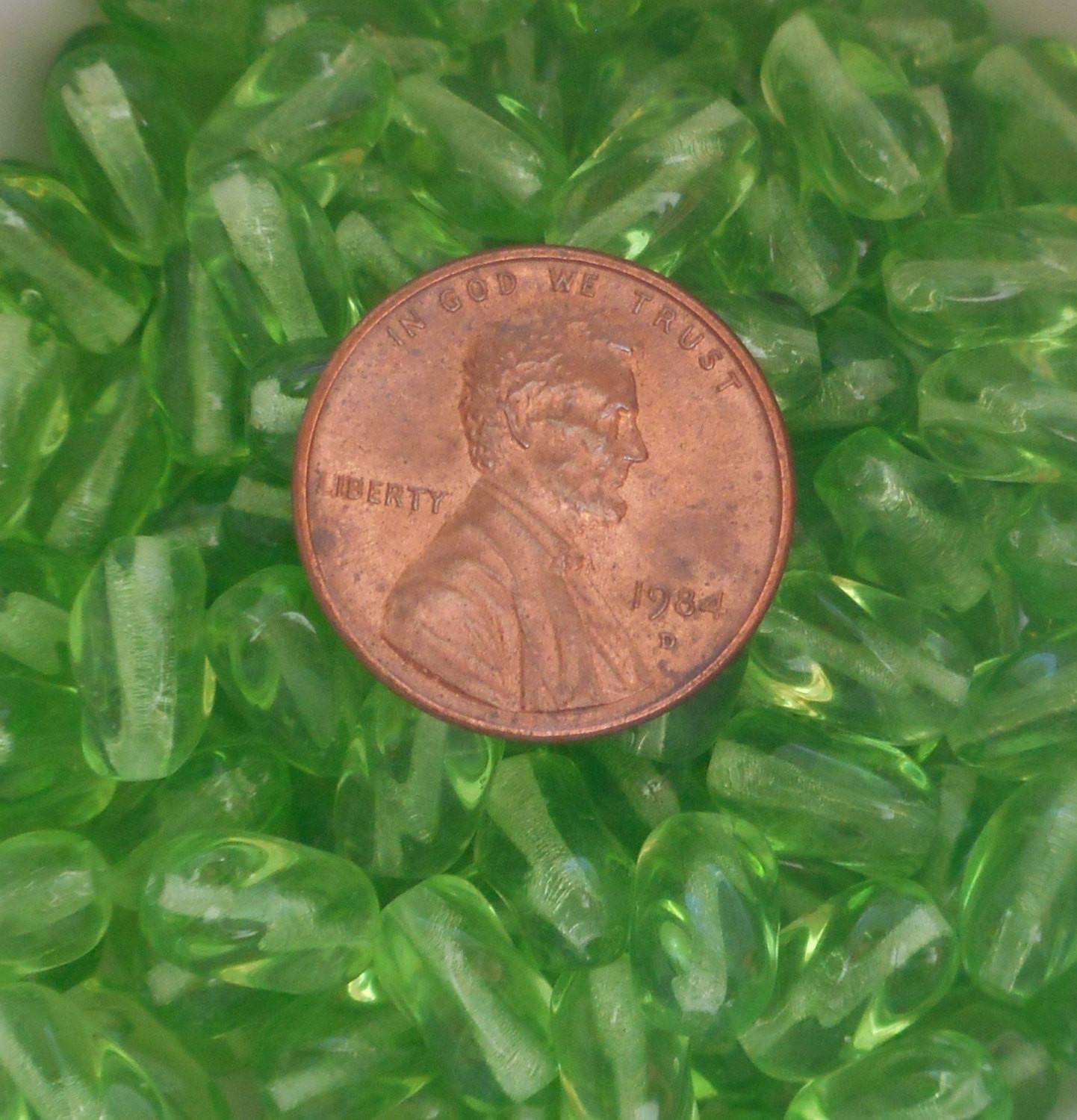 Lot of 25 9mm x 6mm Peridot Lime Green glass twisted oval beads, C7425 - Glorious Glass Beads