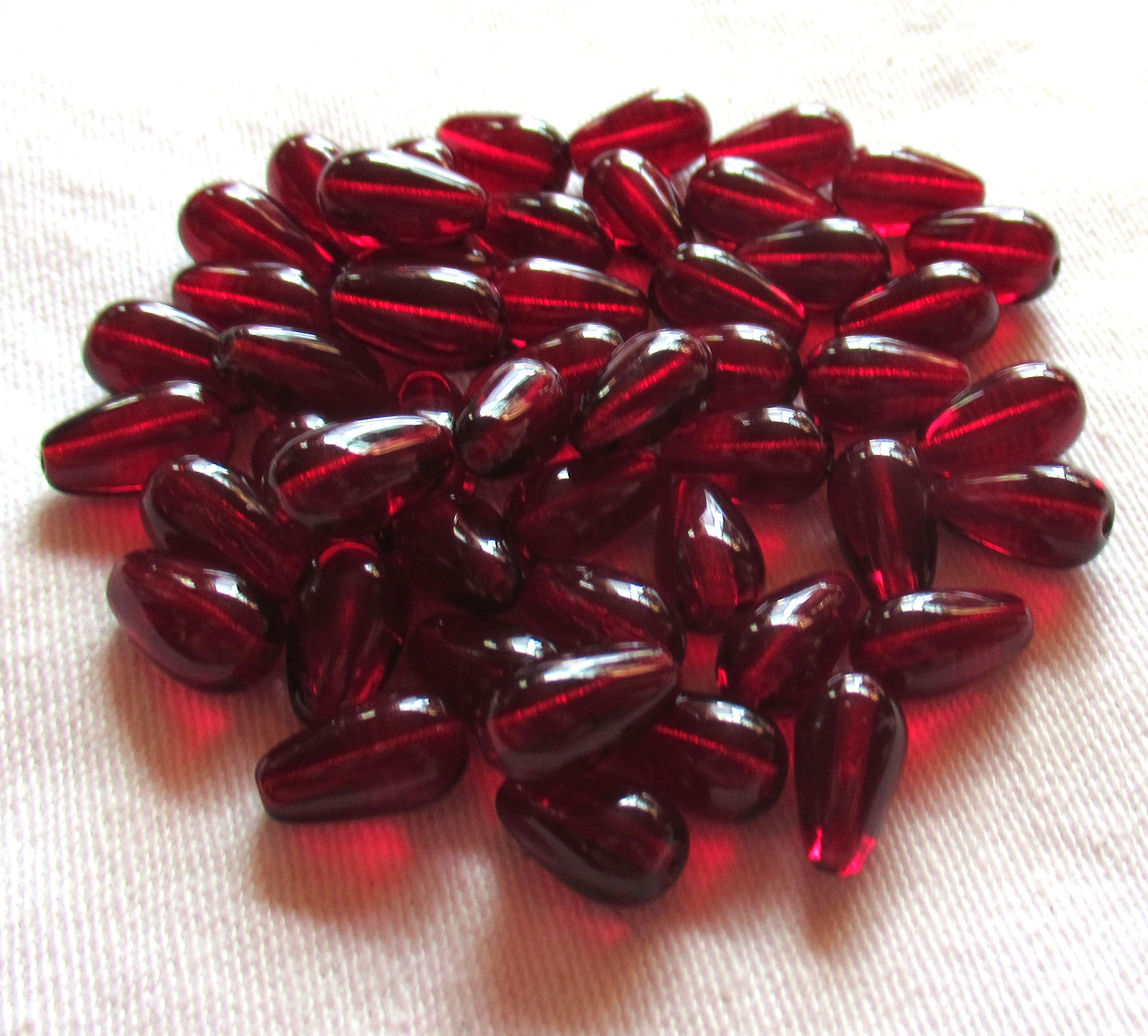 Lot of 25 garnet red glass drop beads - smooth teardrop beads - 10 x 6mm