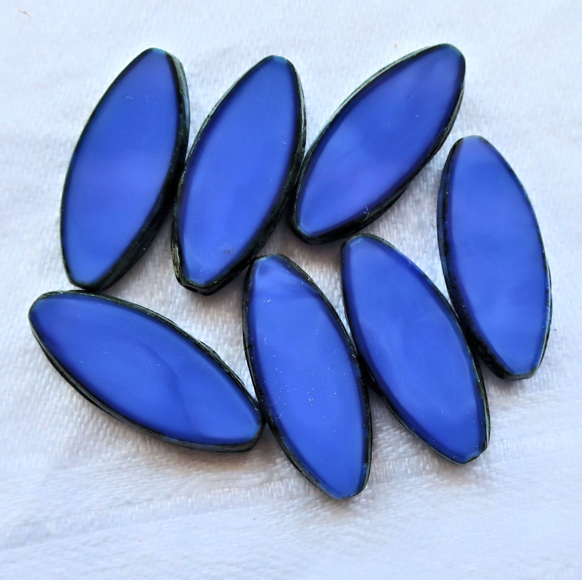 Ten 10 x 9mm oval Czech glass beads, opaque mabled royal blue & white –  Glorious Glass Beads