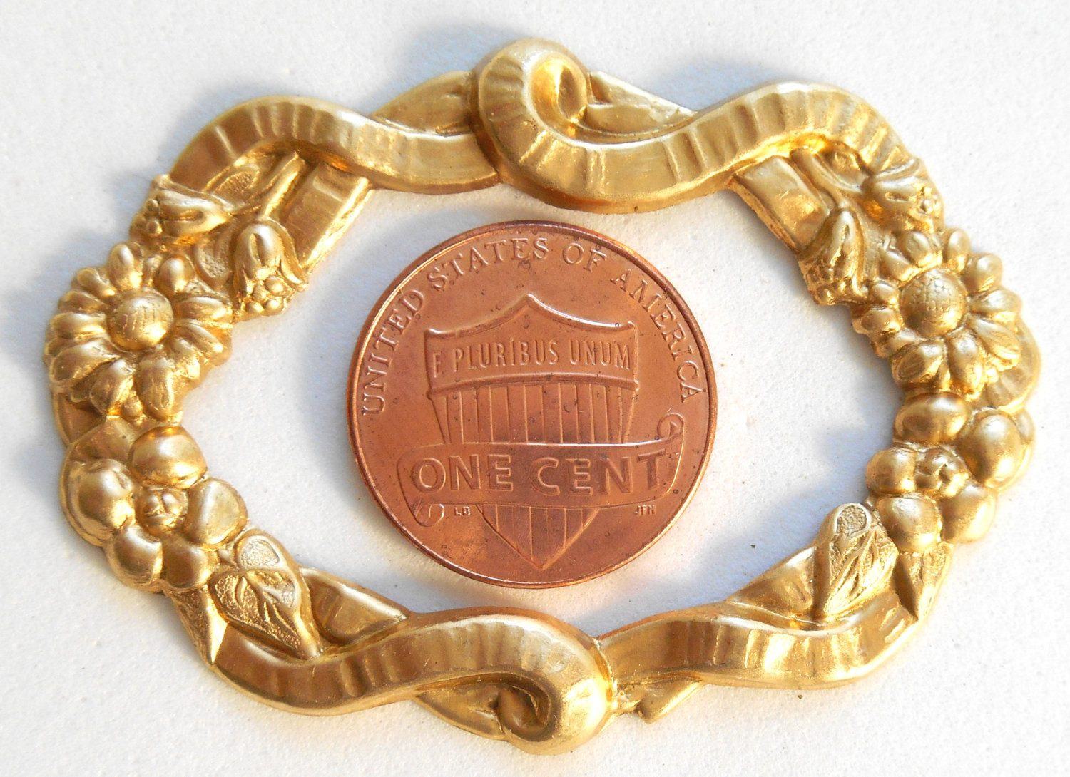 One raw brass stamping, oval frame in flowers and ribbons, pendant, connector, 50 x 35mm, made in the USA, C7501 - Glorious Glass Beads